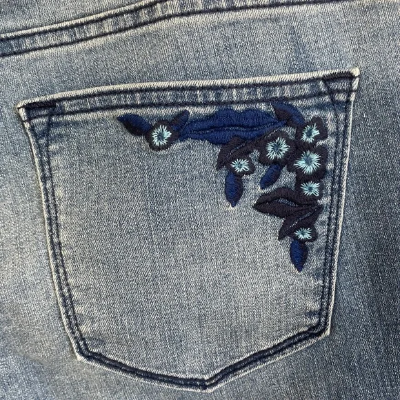 Sonoma Embroidered Mid Rise Capri/Cropped Jeans, size 12, NWT - Picture 8 of 16